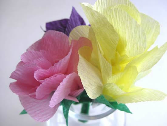 Como fazer flores de papel crepom