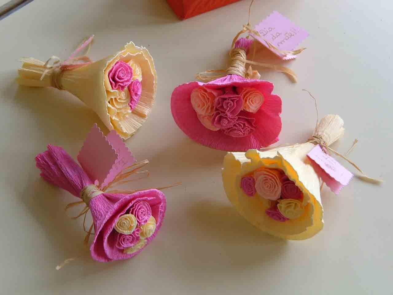 Como fazer flores de papel crepom