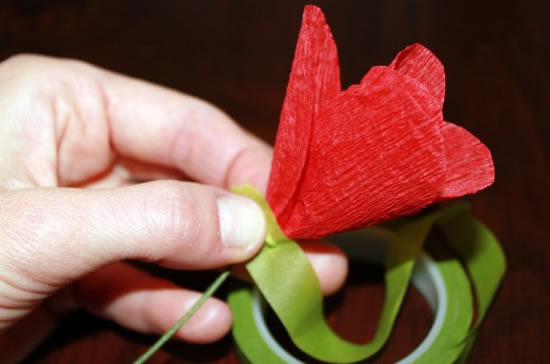 Como fazer flores de papel crepom 14