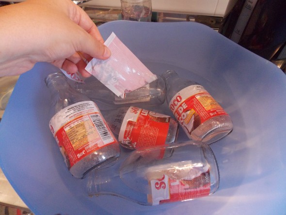 retirar rótulos de garrafas e potes de vidro 002